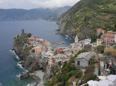 Vernazza 'nın resimli köyünün panoraması. Arka planda deniz olan kalenin arkasında.