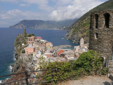 Vernazza 'nın resim gibi köyünün aşk yolu boyunca uzanan panorama. Arka planda deniz olan kalenin arkasında. 