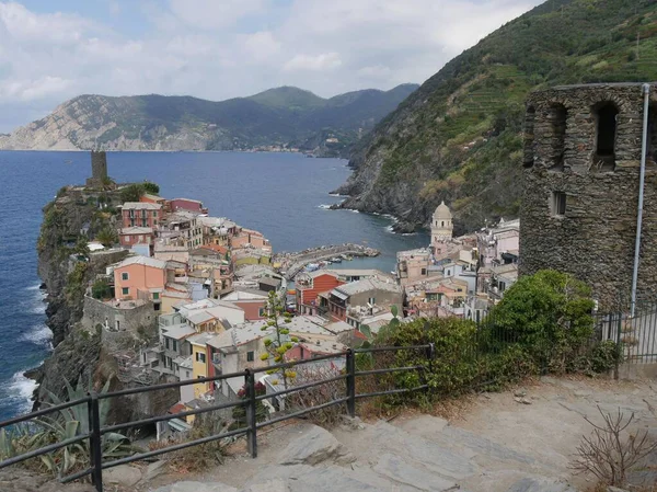 Panoráma Szerelem Ösvényén Festői Vernazza Falu Mögött Vár Tenger Háttérben — Stock Fotó