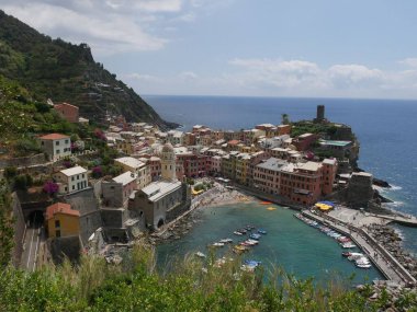 Vernazza 'nın resimli köyünün panoraması kalenin ve körfezin önünde 