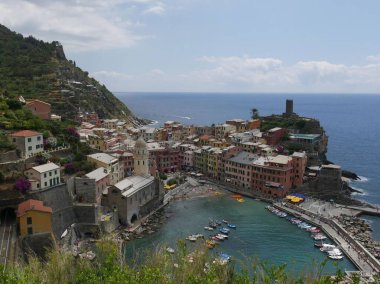 Vernazza 'nın resimli köyünün panoraması kalenin ve körfezin önünde 