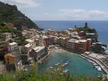 Vernazza 'nın resimli köyünün panoraması kalenin ve körfezin önünde 