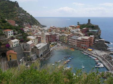 Vernazza 'nın resimli köyünün panoraması kalenin ve körfezin önünde 