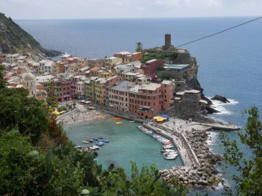 Vernazza köyünün mavi yolu boyunca uzanan panorama kalenin ve körfezin önünde.