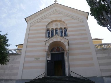 Sestri Levante 'de beyaz ve pembe çizgili Capuchin Kilisesi 