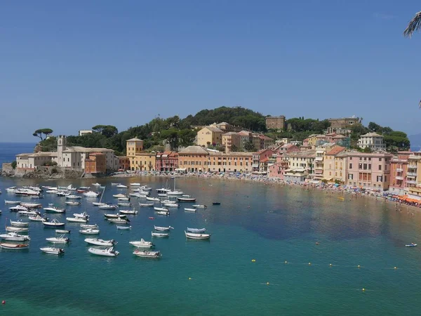 在风景如画的Sestri Levante村沉默湾停泊的船只 — 图库照片