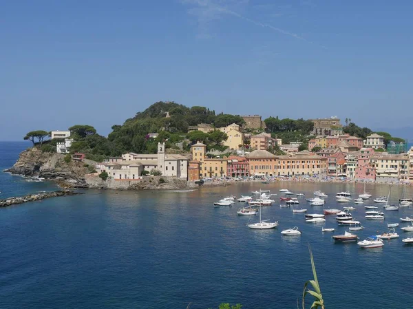 Boote Vor Anker Der Bucht Der Stille Malerischen Dorf Sestri — Stockfoto