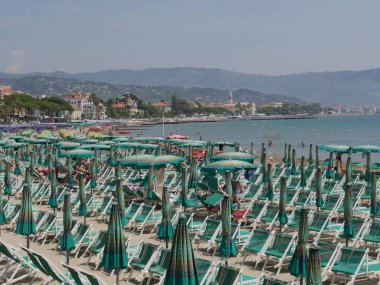 Yaz mevsiminde Diano Marina sahil kulübeleri ve şemsiyeler