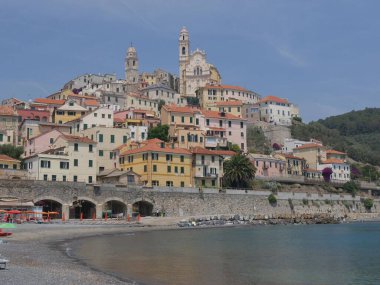 Cervo 'nun resimli köyünün plajındaki panorama, çam ormanlarıyla çevrili bir promontuarda tünemişti.