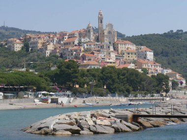 Cervo 'nun pitoresk köyünün denizindeki resiften panorama çam ormanıyla çevrili promontuarda tünemişti.