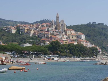 Cervo 'nun pitoresk köyünün denizindeki panorama çam ormanıyla çevrili bir araziye tünemişti.