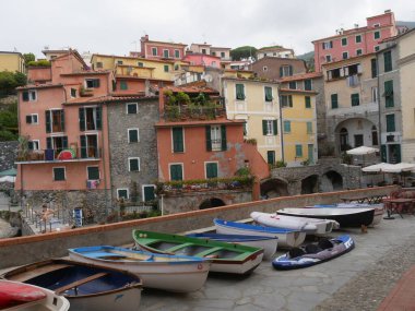 Tellaro 'nun pitoresk köyünün körfezindeki tekne deposunda.