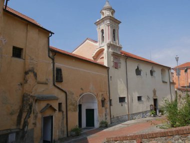 Porto Maurizio 'daki Santa Chiara Manastırı' nın çan kulesi ve konuşma kapısının önünde.