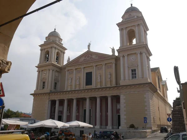 Neoklasicistní Fasáda Dvěma Zvonicemi Baziliky San Maurizio Imperia Porto Maurizio — Stock fotografie