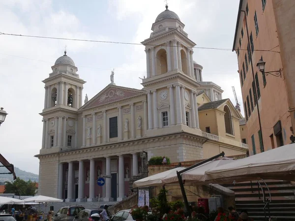 Imperia Porto Maurizio San Maurizio大教堂两座钟楼的新古典主义立面 — 图库照片