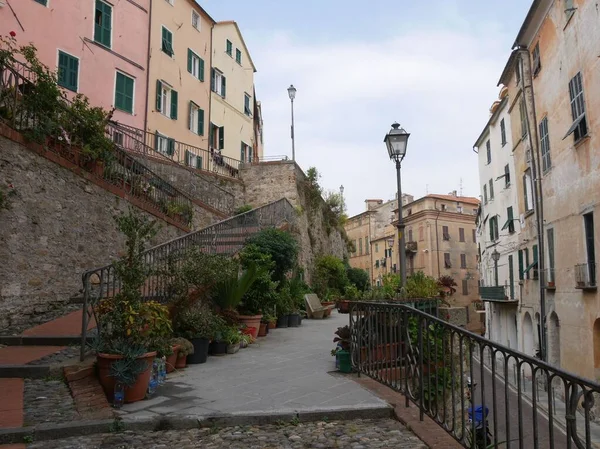 Typische Straße Mit Steintreppe Zwischen Farbigen Gebäuden Mit Hängenden Kleidern — Stockfoto