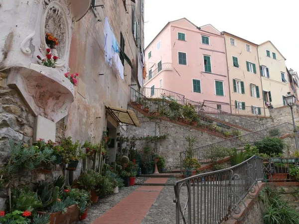 Strada Tipica Con Scalinata Pietra Tra Edifici Colorati Con Abiti — Foto Stock