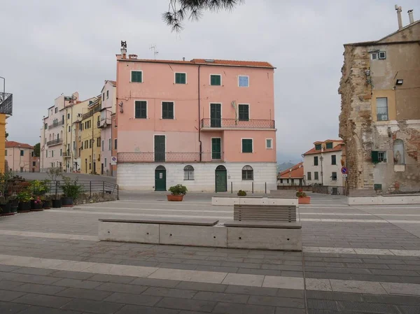 ポルト マウリツィオの歴史的中心部にある色の建物の間にベンチがある広場にある古代の大聖堂の遺跡 — ストック写真
