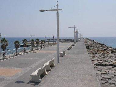 Borgo Marina Rıhtımı Imperia Porto Maurizio 'daki deniz fenerine yürüyor.