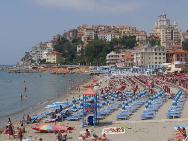 Borgo Marina plajının panoraması Parasio Dağı 'nda Imperia Porto Maurizio tarafından aşıldı.
