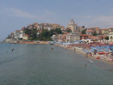 Borgo Marina plajının panoraması Parasio Dağı 'nda Imperia Porto Maurizio tarafından aşıldı.