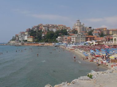 Borgo Marina plajının panoraması Parasio Dağı 'nda Imperia Porto Maurizio tarafından aşıldı.