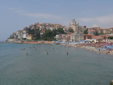 Borgo Marina plajının panoraması Parasio Dağı 'nda Imperia Porto Maurizio tarafından aşıldı.