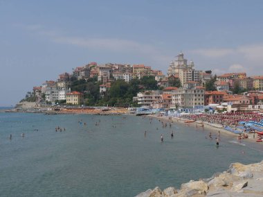 Borgo Marina plajının panoraması Parasio Dağı 'nda Imperia Porto Maurizio tarafından aşıldı.