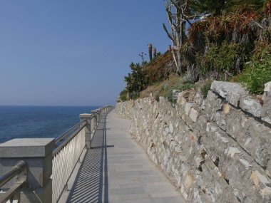Imperia Porto Maurizio 'da denize bakan aşıkların yürüyüşü boyunca bir panorama.