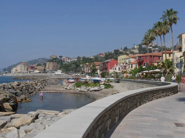 在Imperia Porto Maurizio 一个风景如画的Borgo Foce村及其海湾边的情人步行道 — 图库照片