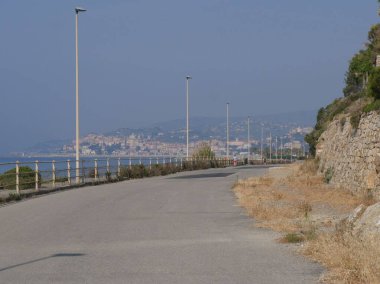Diana Marina 'dan Imperia Oneglia' ya kadar sahile bakan bisiklet yolu boyunca uzanan panorama