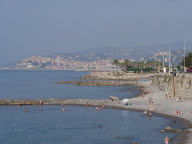 Diana Marina 'dan Imperia Oneglia' ya kadar sahile bakan bisiklet yolu boyunca uzanan panorama