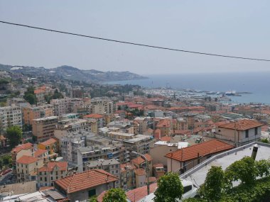 Sanremo Panorama modern kentin Madonna della Costa Sığınağı 'ndan. Arka planda deniz var.