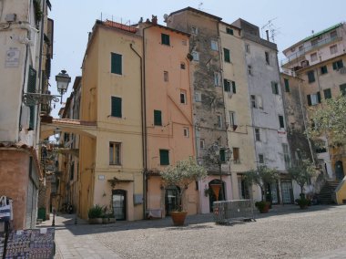 San Siro Meydanı 'nda restoranları ve tipik dükkanları olan antik renkli binalar..