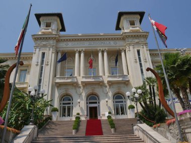 Sanremo Casin Sarayı. Yeni Sanat Binası. Etrafı uzun palmiyeli zarif çiçek bahçeleriyle çevrili.. 
