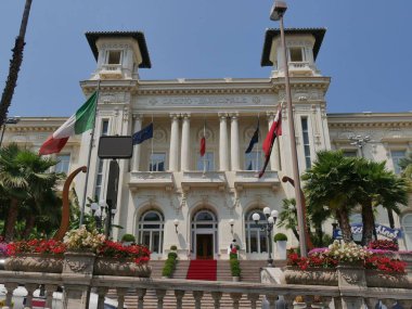 Sanremo Casin Sarayı. Yeni Sanat Binası. Etrafı uzun palmiyeli zarif çiçek bahçeleriyle çevrili.. 
