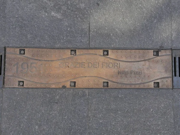 桑雷莫 马蒂奥蒂街 每年都会在地板上刻上歌舞团得奖歌手的名字 — 图库照片