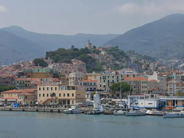 Łodzie Sanremo Marina Panoramą Starego Miasta Pigna Wzgórzu Tle — Zdjęcie stockowe