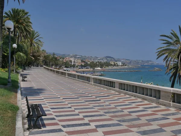 Sanremo Promenade Strand Zwischen Palmen Und Mit Weißem Schwarz Rotem — Stockfoto