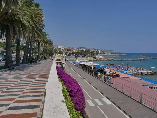 Sanremo Sétány Strand Mentén Pálmafák Között Fehér Fekete Piros Sakkjárdával — Stock Fotó