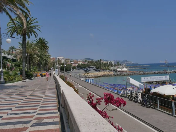 Passeggiata Sanremo Lungo Spiaggia Tra Palme Con Pavimentazione Scacchi Bianca — Foto Stock