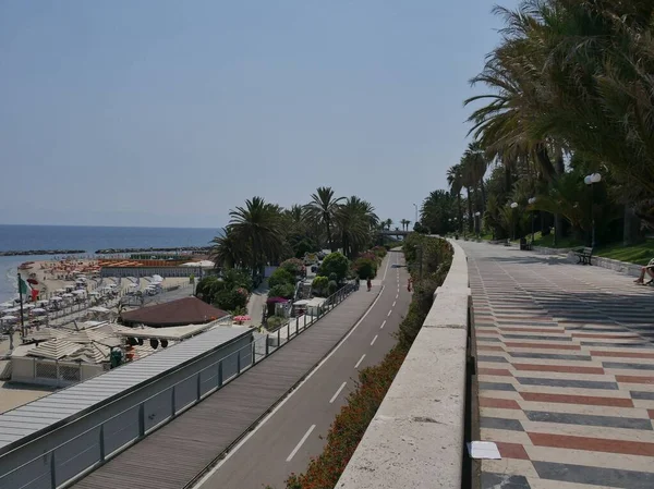 桑雷莫沿着海滨的一条长廊 在棕榈树之间 有一条白黑相间的棋道 — 图库照片