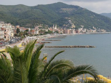 Laigueglia sahilinin palmiye ağaçları arasındaki panorama