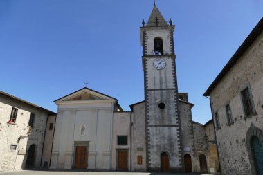 Ortaçağ takviyeli köyünde San Filippo ve San Giacomo 'ya adanmış kiliseyle Filetto Meydanı