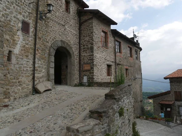 Mulazzo 中世の要塞化された村の二次入り口 — ストック写真