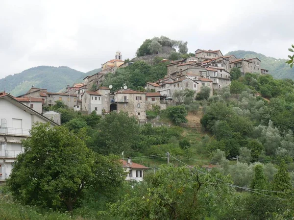 Mulazzo 丘の上に中世の要塞化された村のパノラマ — ストック写真