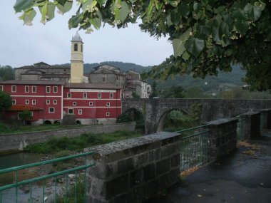 Villafranca, ortaçağ köyünün Lunigiana panoramasında ve Magra nehir kıyısından antik taş köprüsünde..