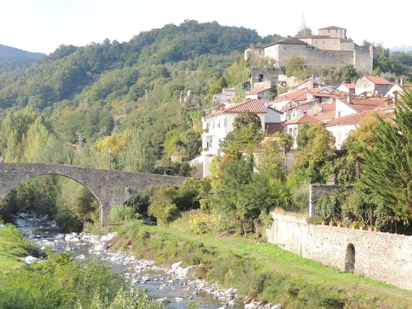 베르데 급류에 크레시아 다리에 마을의 파노라마 — 스톡 사진
