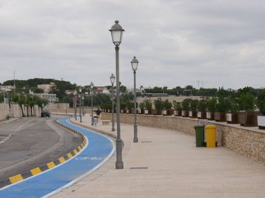 Bisceglie yürüyüşü ve mavi bisiklet yolu