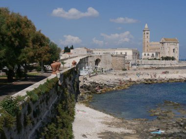 Aziz Niklas Katedrali 'nin Trani panoraması antik duvarlardan gelen hacı Villa Comunale Parkı' ndaki Adriyatik Denizi 'ne bakan bir terasla çevrilidir.